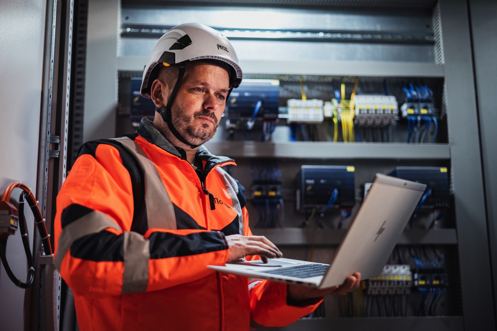 Photo d'un technicien devant une armoire électrique d'automates