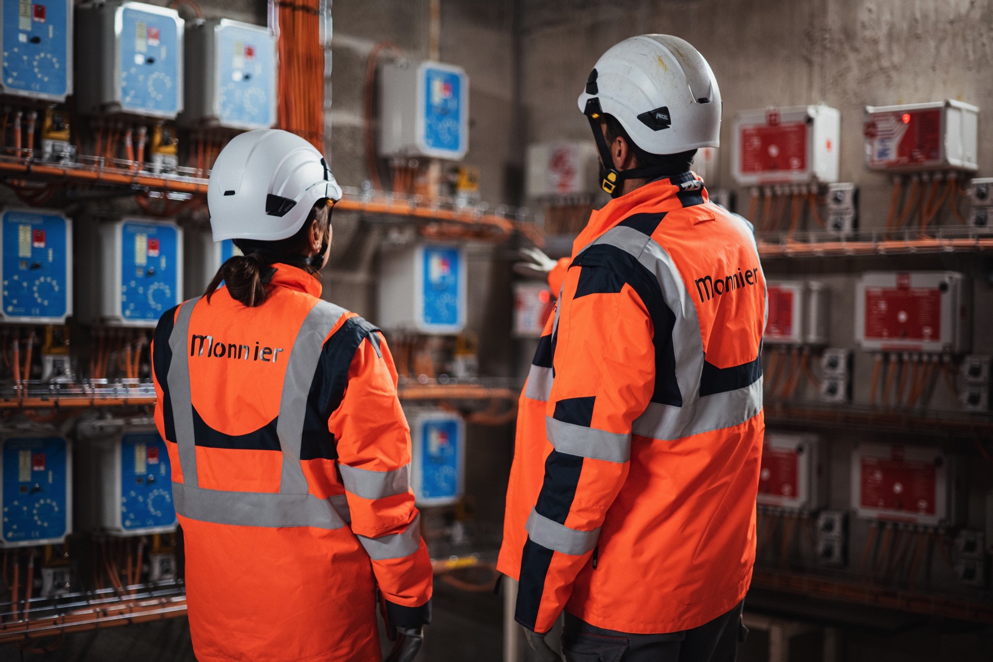 Photo de 2 techniciens de dos