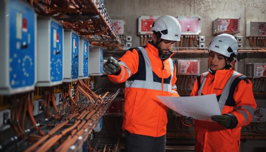 Photo de deux techniciens regardant un plan