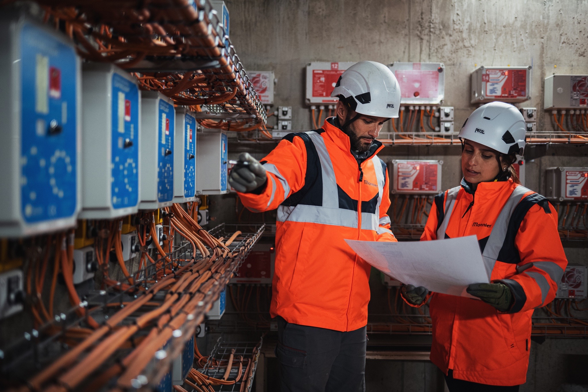 Photo de deux techniciens regardant un plan