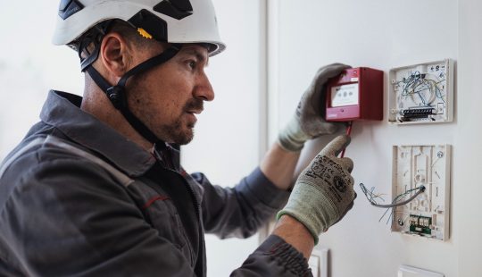 Photo d'un technicien devant un bloc secours