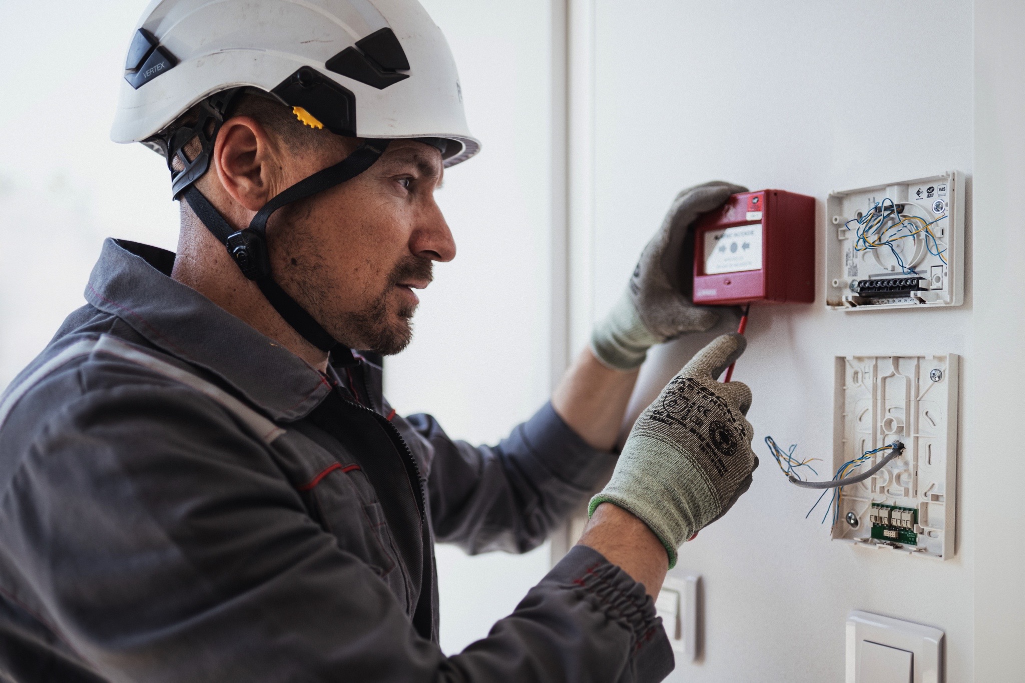 Photo d'un technicien devant un bloc secours
