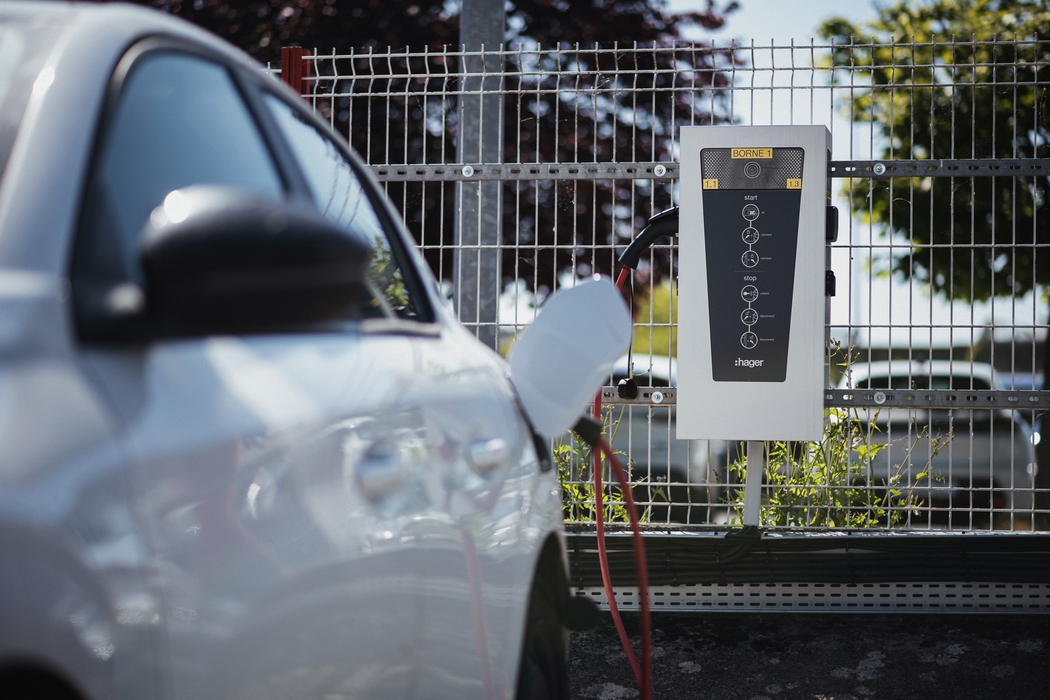 Photo d'une borne de recharge pour véhicule électrique branchée