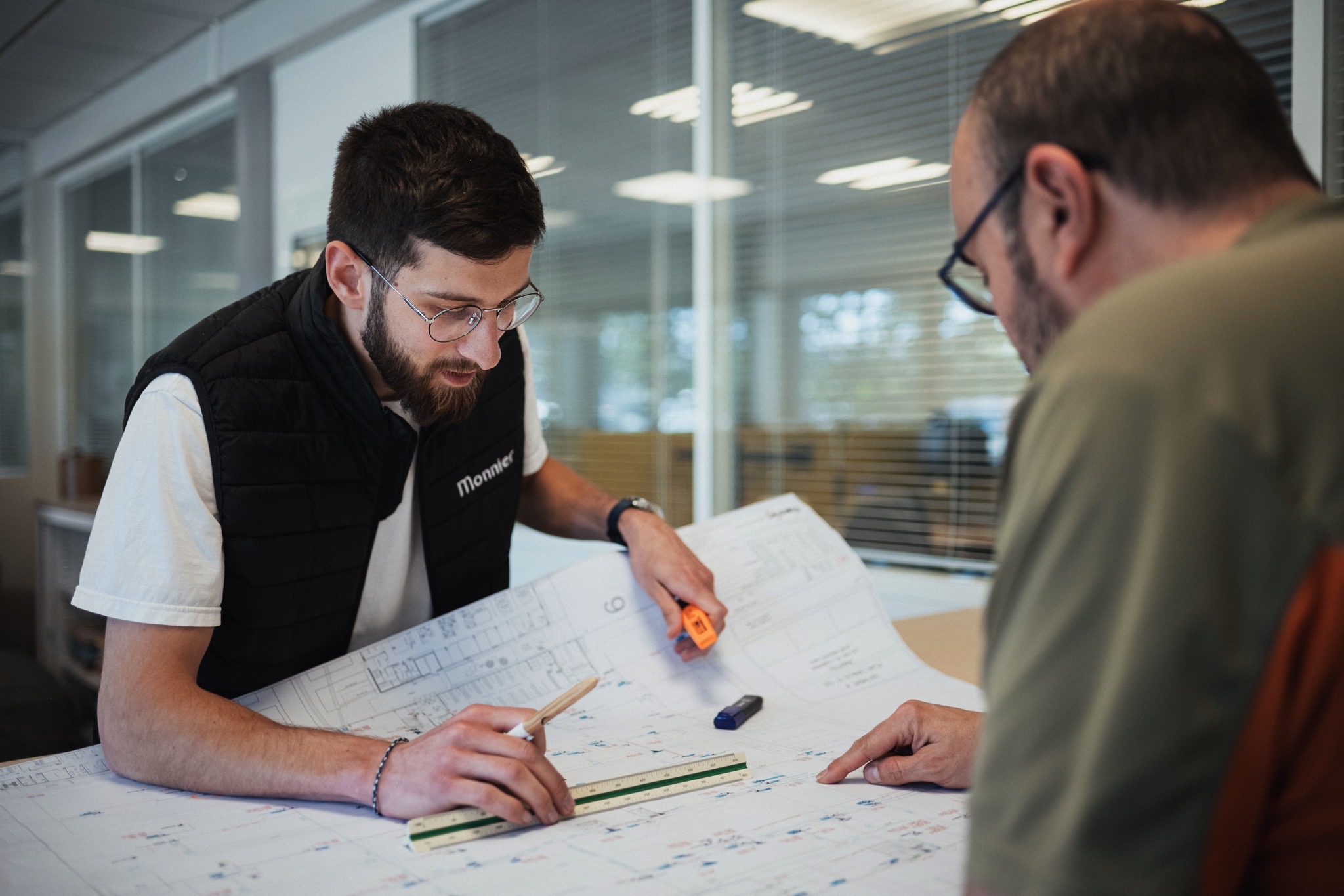 Photo de deux techniciens bureau d'études autour d'un plan