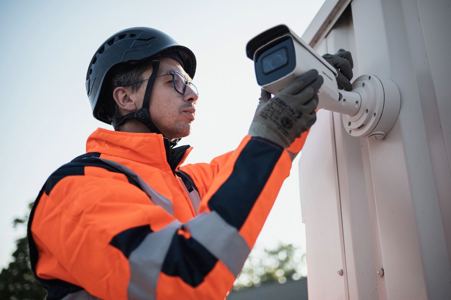 Photo d'un technicien qui travaille autour d'une caméra de vidéo-surveillance